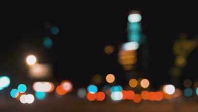 都市夜晚行驶中的车流光影光斑视频的预览图